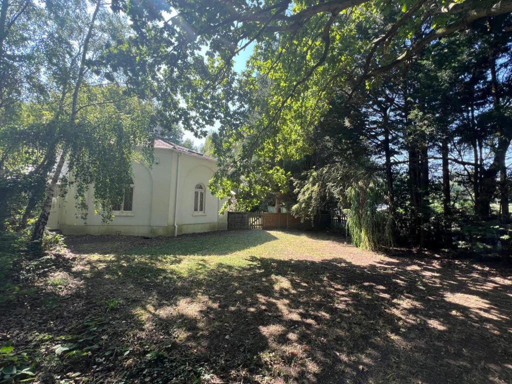 Lot: 106 - DETACHED FORMER GATEHOUSE FOR IMPROVEMENT - Octagon Lodge a four bedroom former gate house in Brentwood